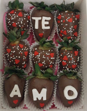 Cargar imagen en el visor de la galería, Fresas Cubiertas con Chocolate - Personalizadas
