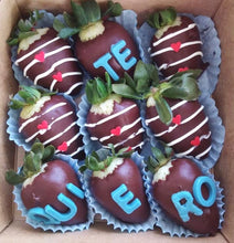 Cargar imagen en el visor de la galería, Fresas Cubiertas con Chocolate - Personalizadas
